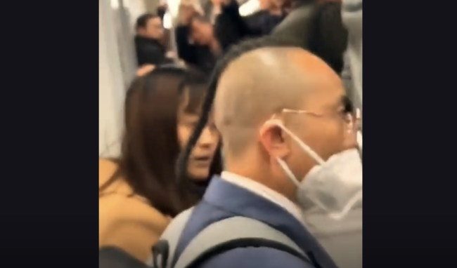 男乘客疑坐住女子衣服被骂流氓，场面一度十分紧张！_新闻频道_中华网