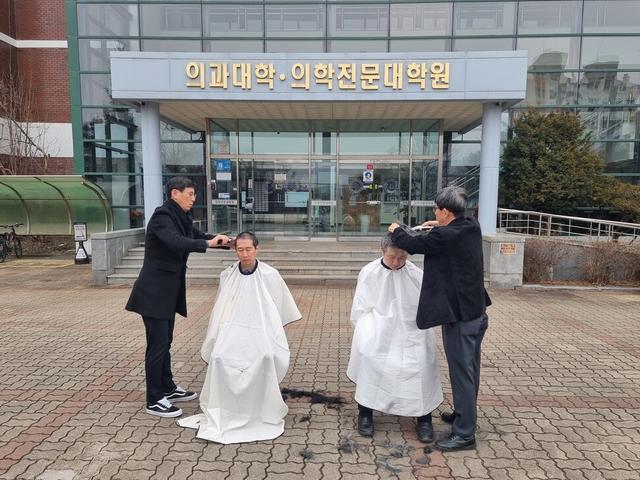 韩国医学院教授削发抗议扩招 政府展现出强硬姿态